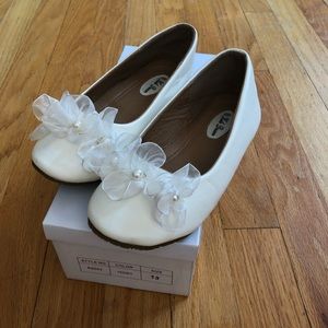 Adorable Ivory Flower Ballerina Flat